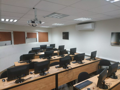 כיתת מחשבים - ל-18 תלמידים